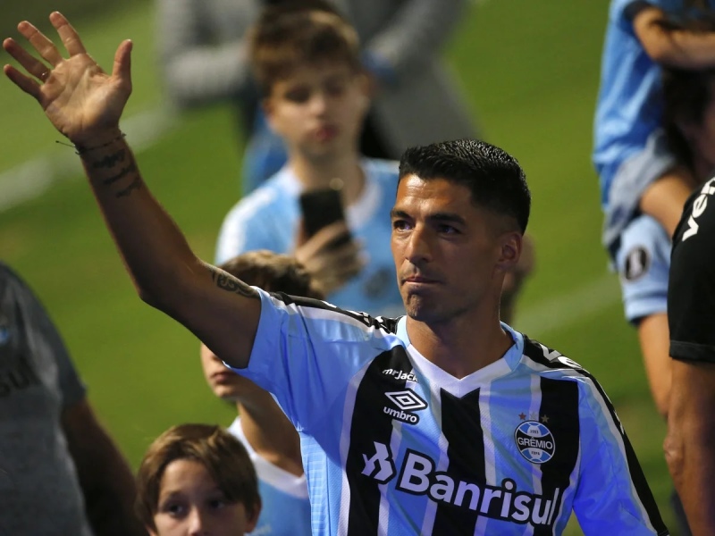 Suárez fue presentado en Gremio ante miles de hinchas