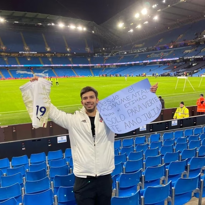 Julián Álvarez le regaló su short a un hincha de River y quedó en calzones