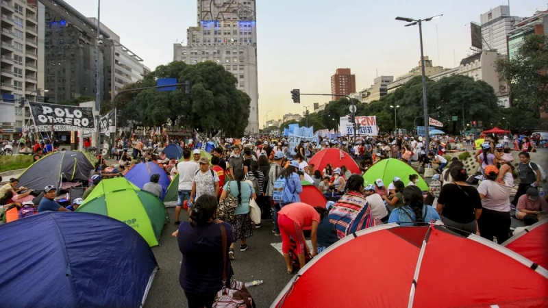 Los piqueteros levantaron el acampe en la 9 de Julio