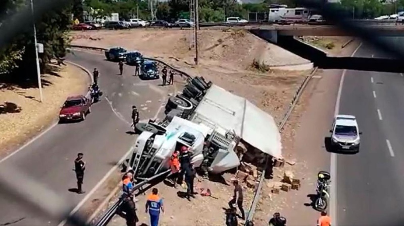 Un camión volcó y le saquearon la carga de papas fritas