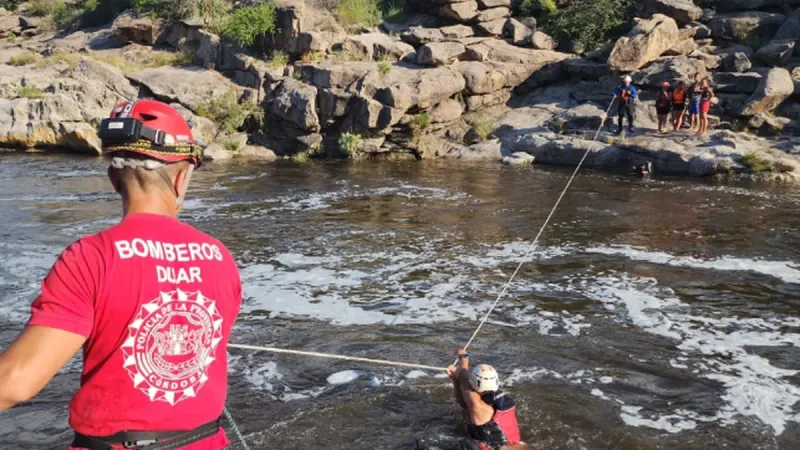 Córdoba: rescataron a 20 turistas que quedaron atrapados por la crecida del río