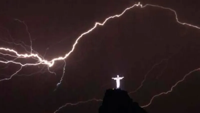 Cayó un rayo sobre el Cristo Redentor