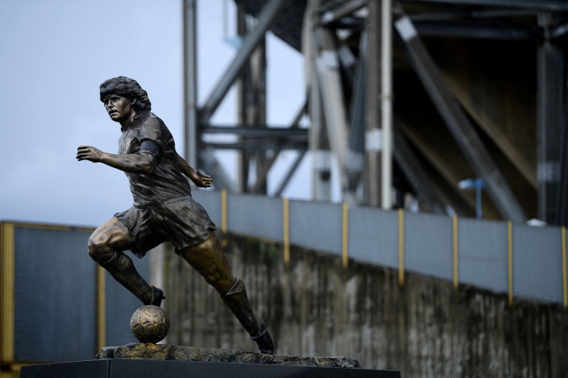 Devolvieron la estatua de Maradona en el estadio de Napoli