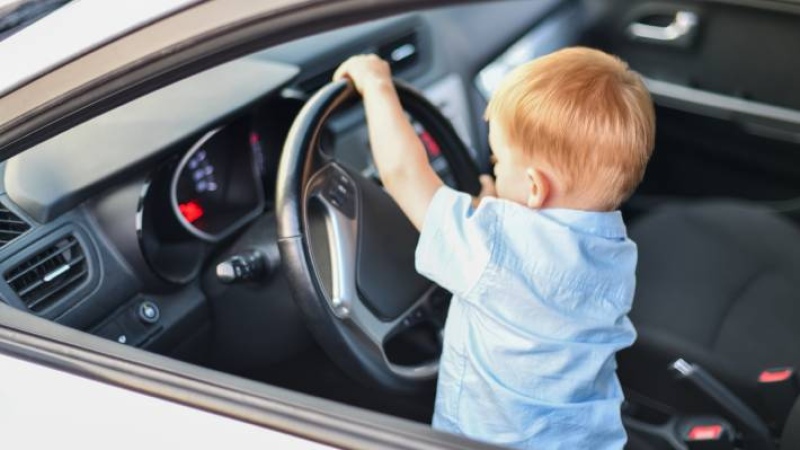 Le suspenderán la licencia a quienes le permitan manejar a menores de edad