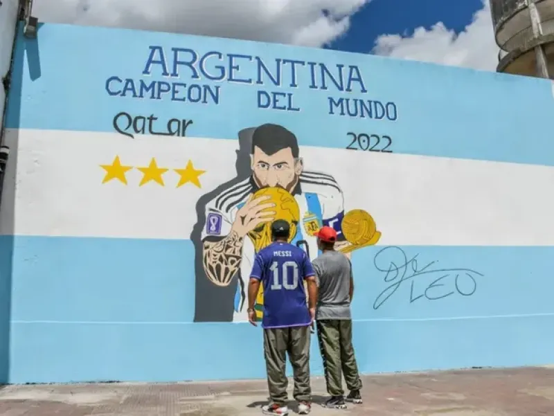 Dos presos pintaron un mural de Messi