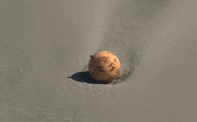 Encontraron una pelota gigante de hierro en una playa de Japón