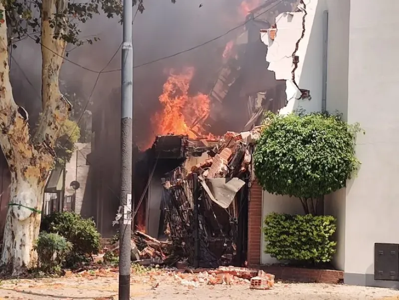 Una casa de Villa Devoto explotó y se derrumbó: hay un operario herido y otro desaparecido