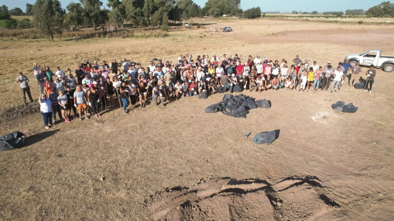 Un intendente llevó a sus funcionarios a limpiar un basural