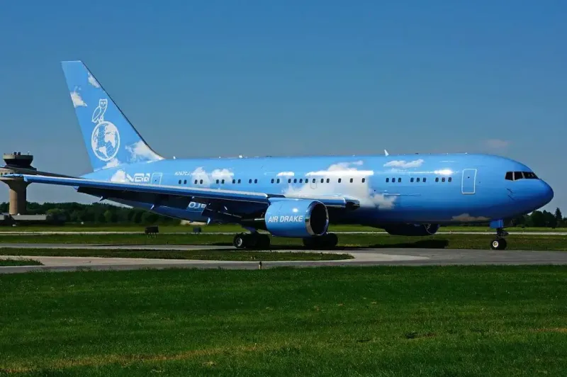 El lujoso avión que usó Drake para viajar a la Argentina!