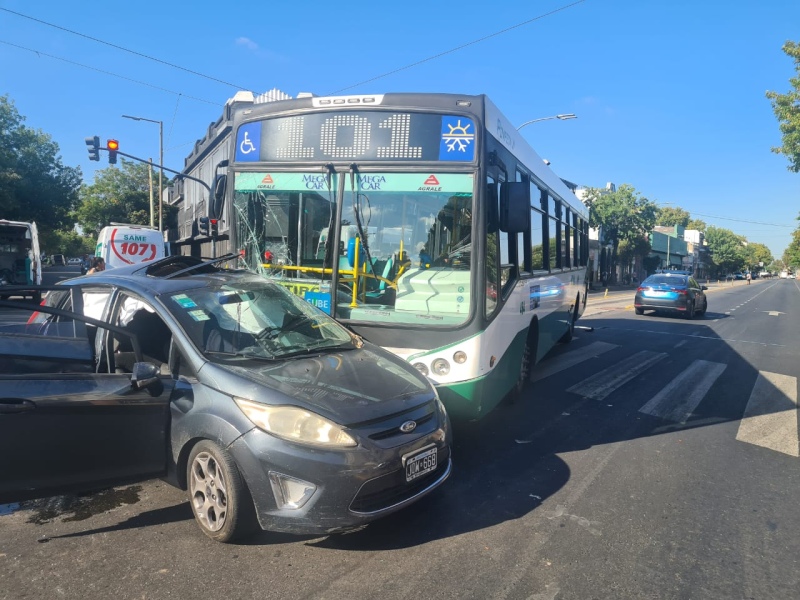 Fuerte choque en Pompeya entre un auto y un bondi: 25 heridos