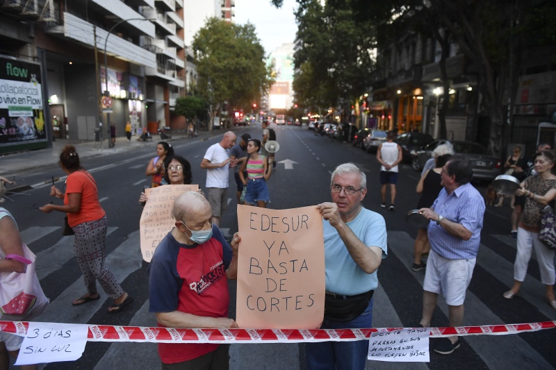 Más de 77.000 hogares siguen sin luz en CABA y conurbano bonaerense