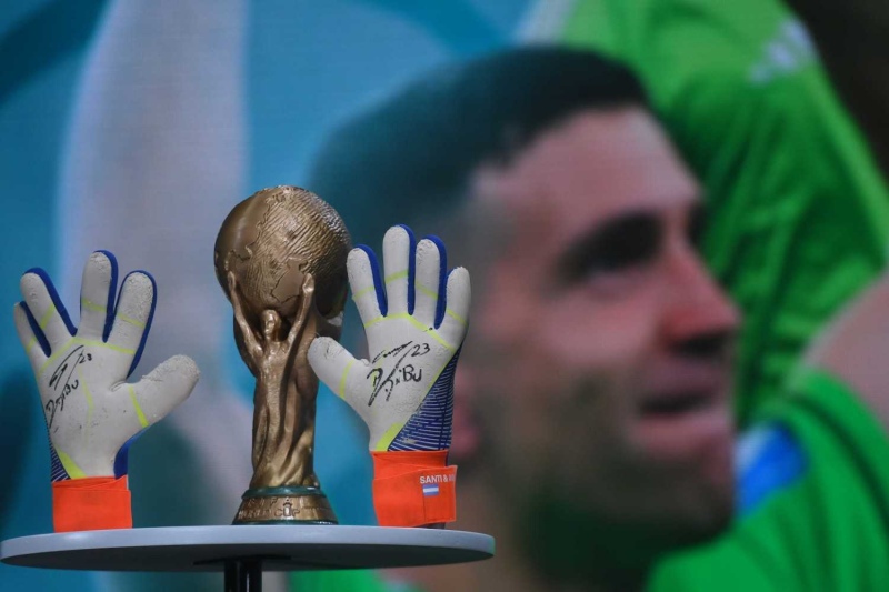 Los guantes que usó el Dibu en el Mundial fueron subastados en 45.000 dólares