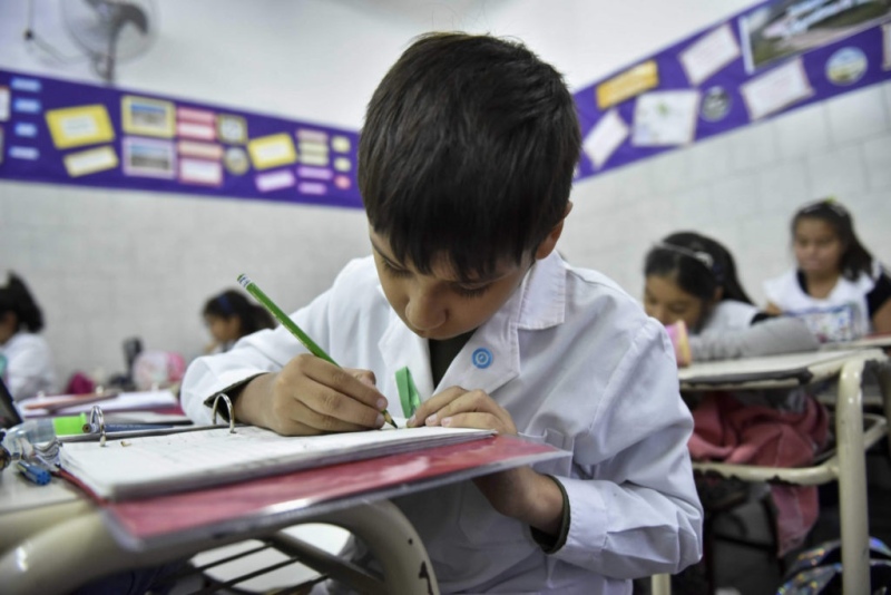 Más de 1.500 escuelas bonaerenses tendrán una hora más de clase por día