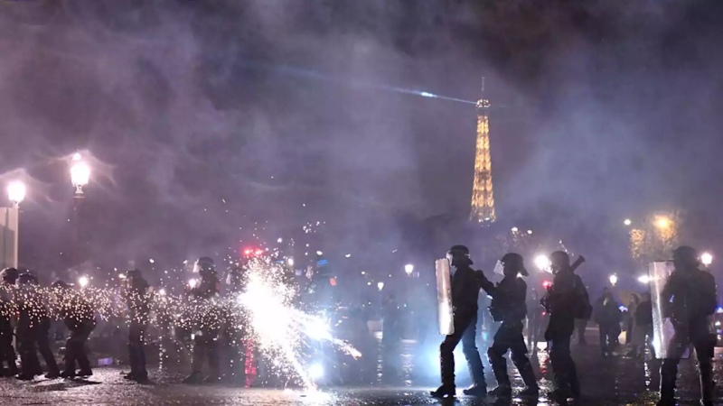 Atacan oficinas del partido conservador de Francia por la reforma jubilatoria de Macron