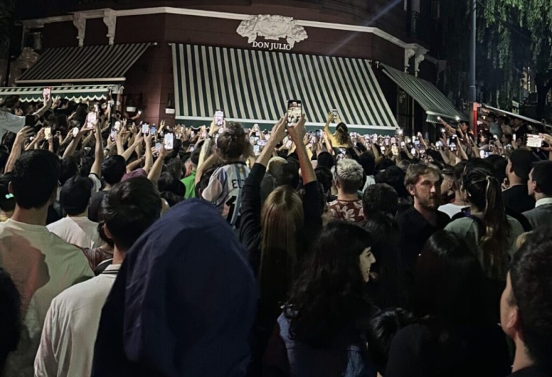 Locura total por Messi: los hinchas coparon una parrilla de Palermo