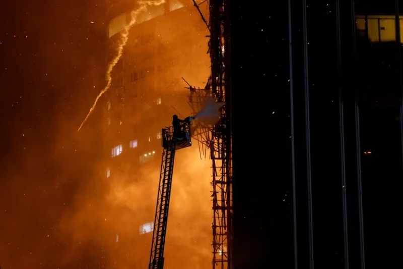 Hong Kong: incendio en un rascacielos en construcción