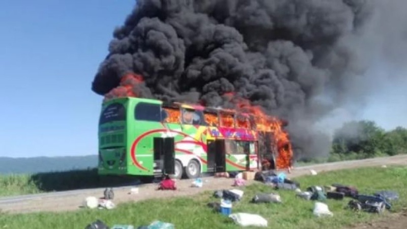 Un micro de larga distancia se incendió y sus pasajeros escaparon saltando por las ventanas