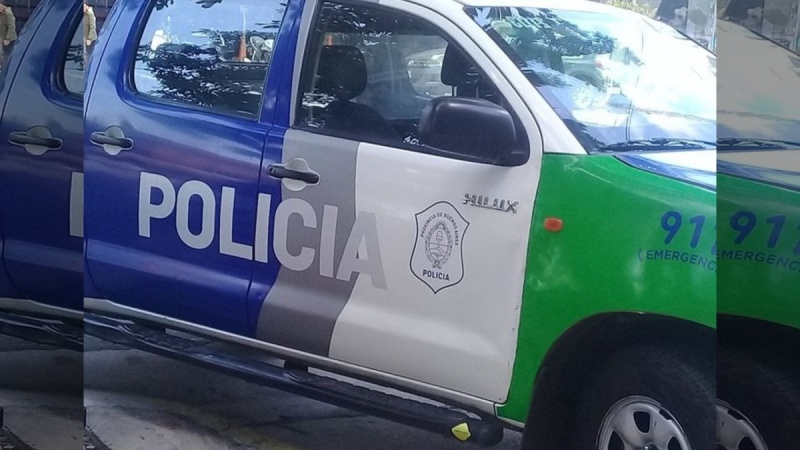 Seis motochorros intentaron robarle a un policía: mató a uno e hirió a otro