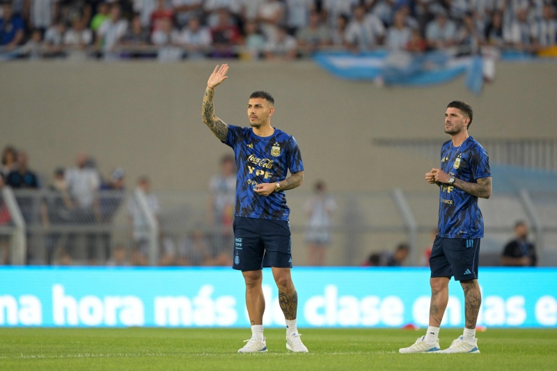 De Paul y Paredes salieron a la cancha y cumplieron con su ritual habitual