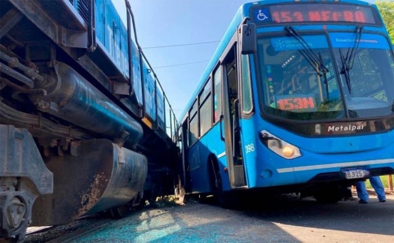 Accidente entre un colectivo y un tren en Rosario