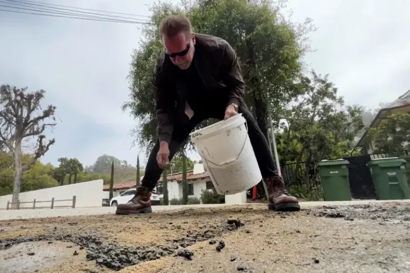 Arnold Schwarzenegger agarró la pala y tapó baches por las calles de California