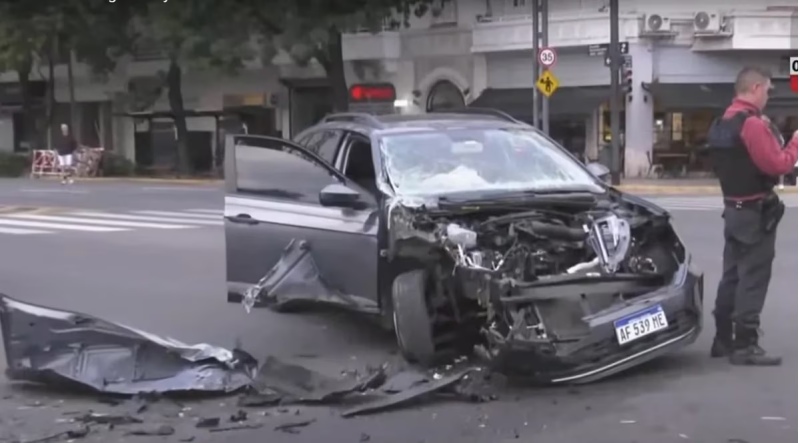 Palermo: Fuerte choque entre una camioneta y un colectivo línea 60