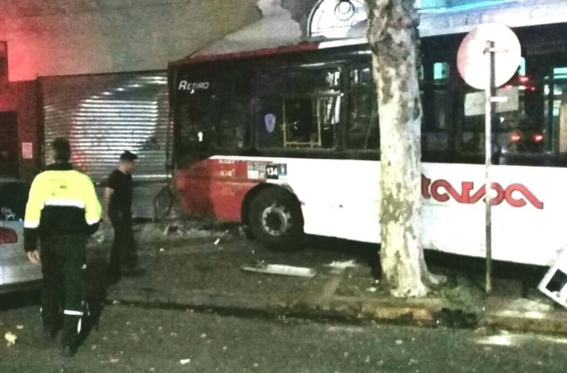 Brutal choque de dos colectivos en Parque Patricios: más de 15 personas resultaron heridas