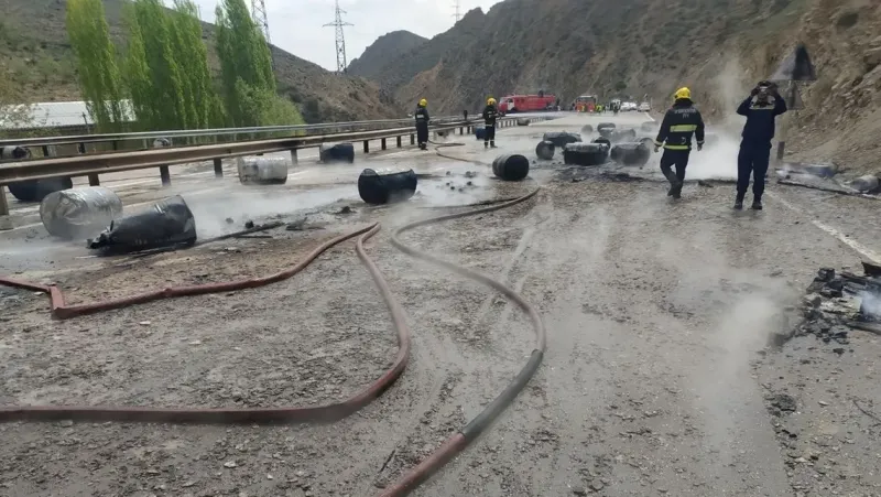 Video: Impactante explosión de un camión en plena ruta de Uzbekistán