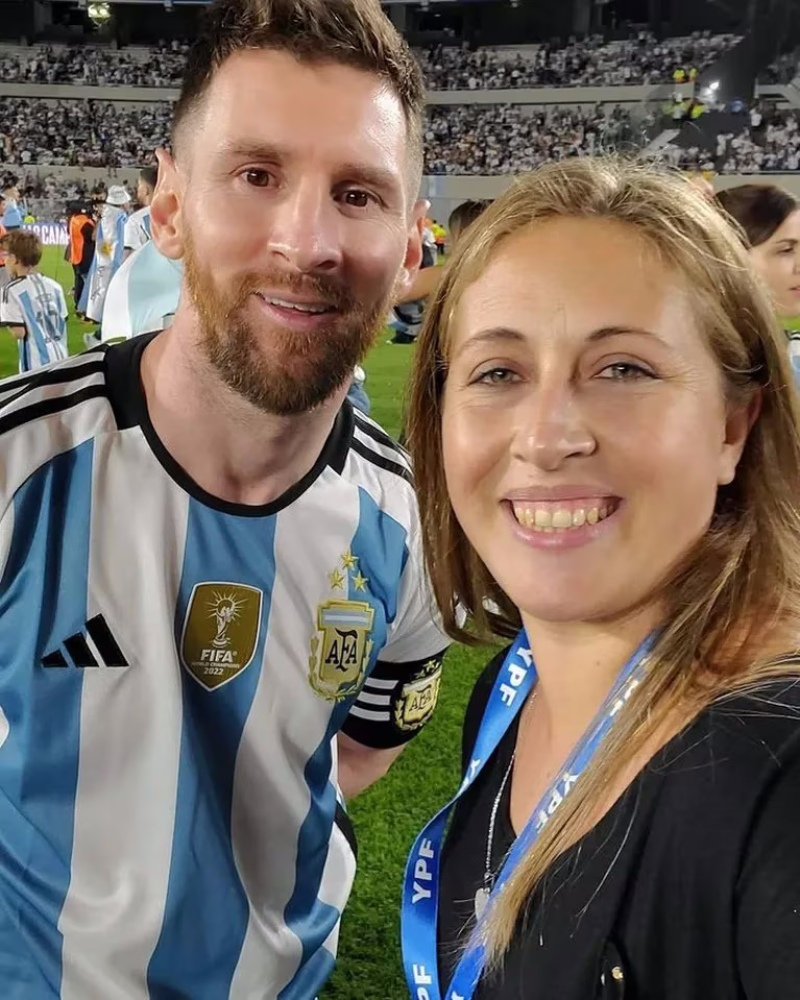 Una fanática se quería sacar una foto con Messi, se puso nerviosa y Leo la ayudó: el video