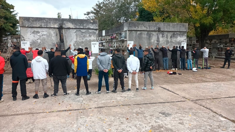 Delincuentes se juntaron en un cementerio para recordar a un amigo: fueron detenidos