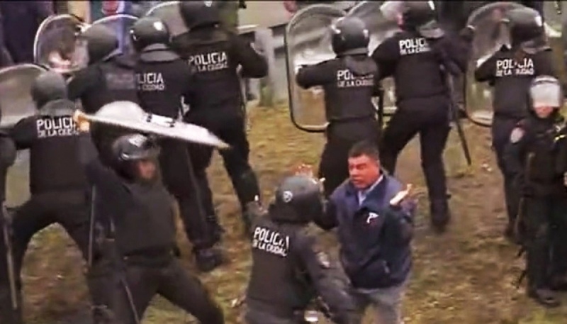 Inician sumario para el policía que atacó con su escudo a un colectivero