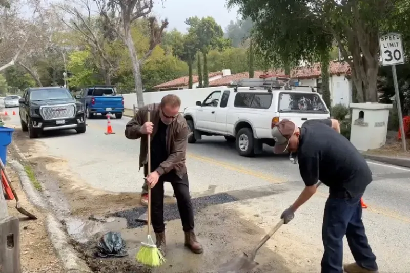 Arnold Schwarzenegger agarró la pala y tapó baches por las calles de California