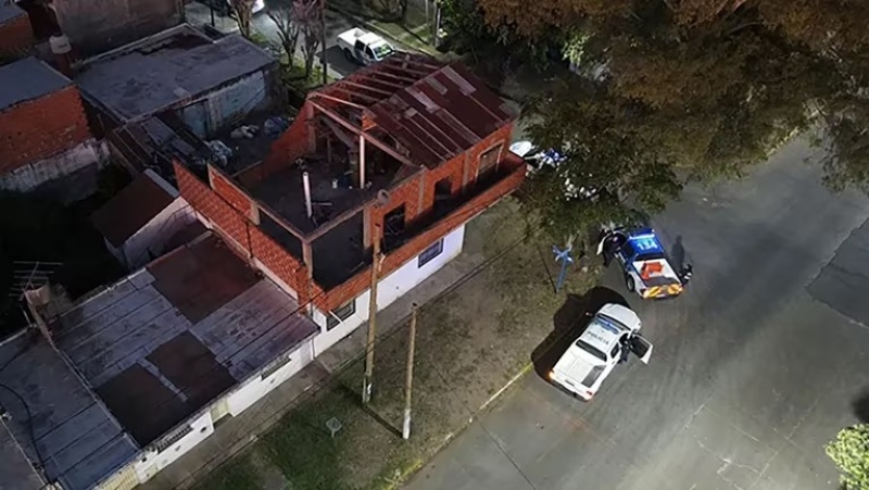 Locura en Tres de Febrero: se atrincheró con su familia, le disparó a la Policía y se suicidó