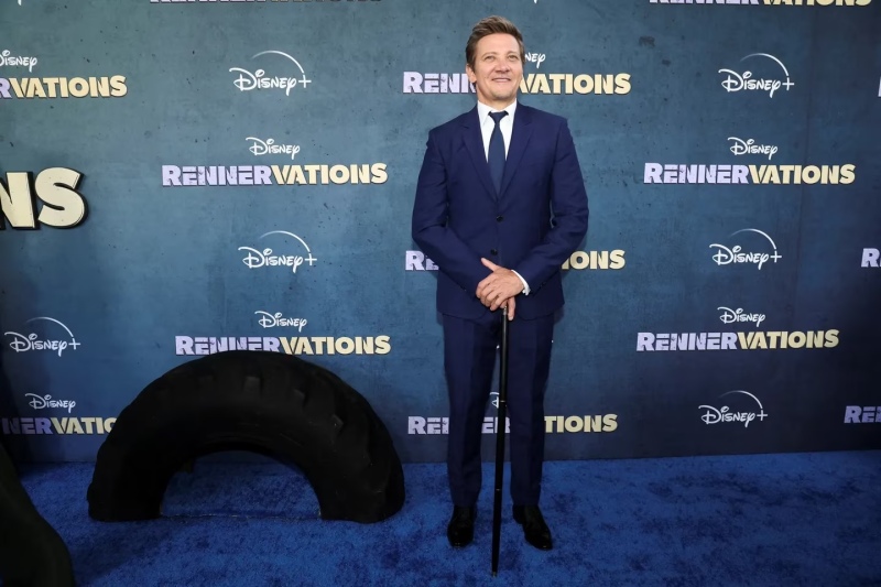 Jeremy Renner reapareció con un bastón tras el accidente