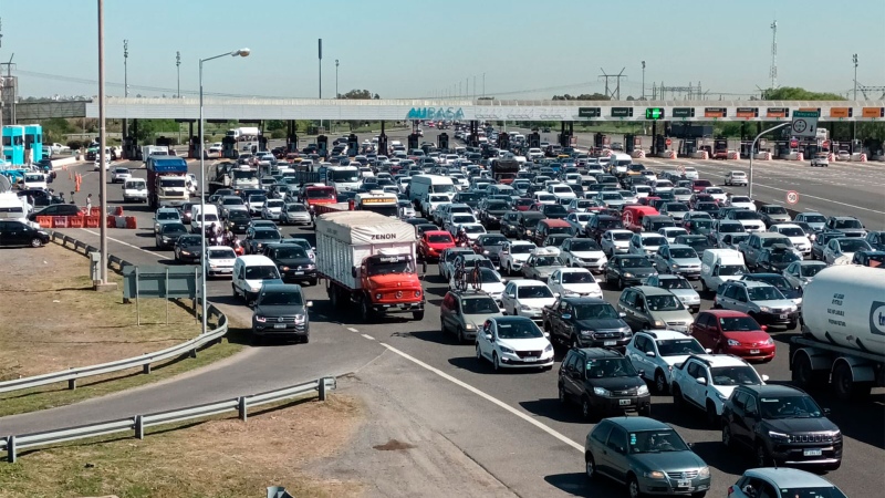 Autopista Buenos Aires-La Plata: 10 kms de tráfico por un choque fatal