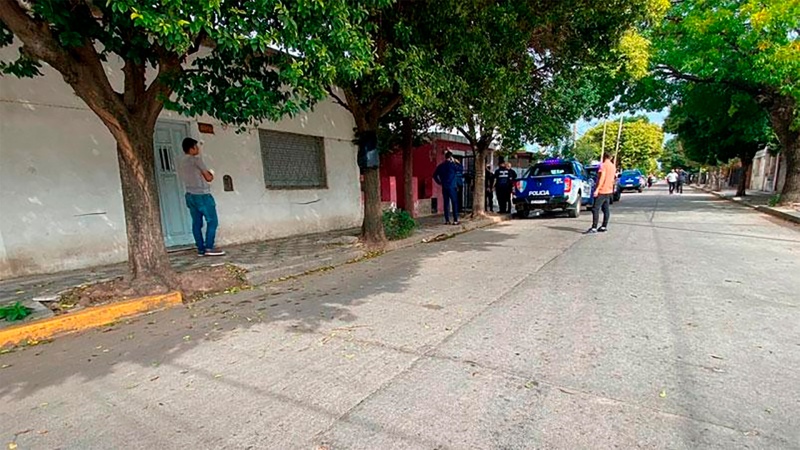 Encontraron a una mujer enterrada en el patio de una casa