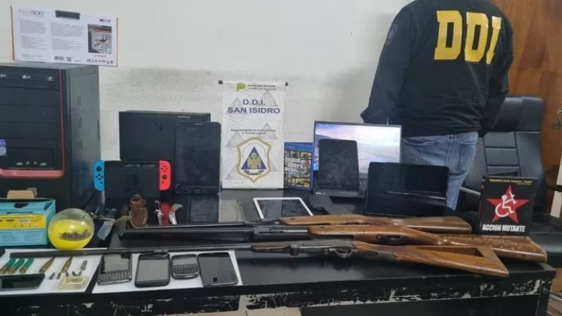 Amenazas de bomba a colegios: el chico detenido tenía un arsenal en su casa