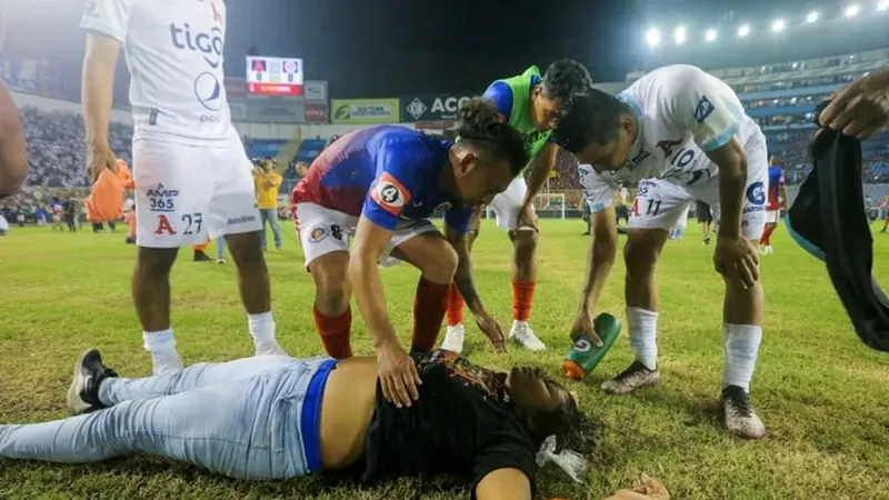 El Salvador: Una estampida en un estadio de fútbol causó una tragedia