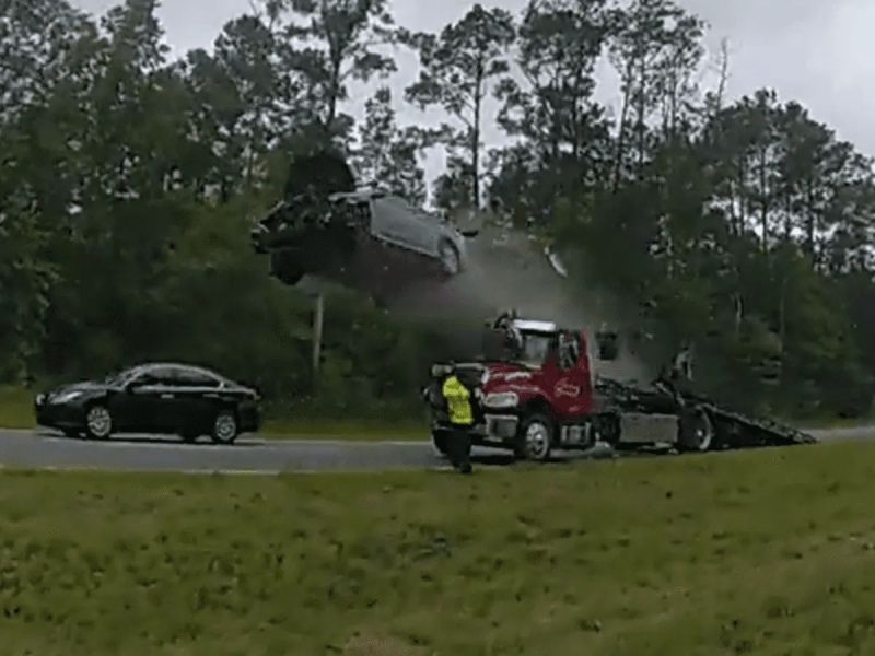 Video: un auto se subió a toda velocidad a la rampa de una grúa y salió volando por los aires