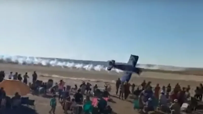 Río Negro: un avión chocó un ala contra el suelo a metros del público