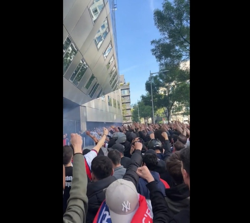 Los hinchas del PSG insultan a Messi: video