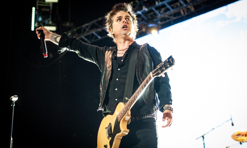 Billie Joe Armstrong sorprendió cantando en un bar y enloqueció a sus fans: video