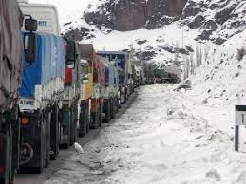 Cierran el paso Cristo Redentor por nevadas en la cordillera