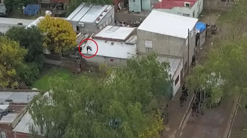 Escapó por el techo y terminó detenido por un drone: el video