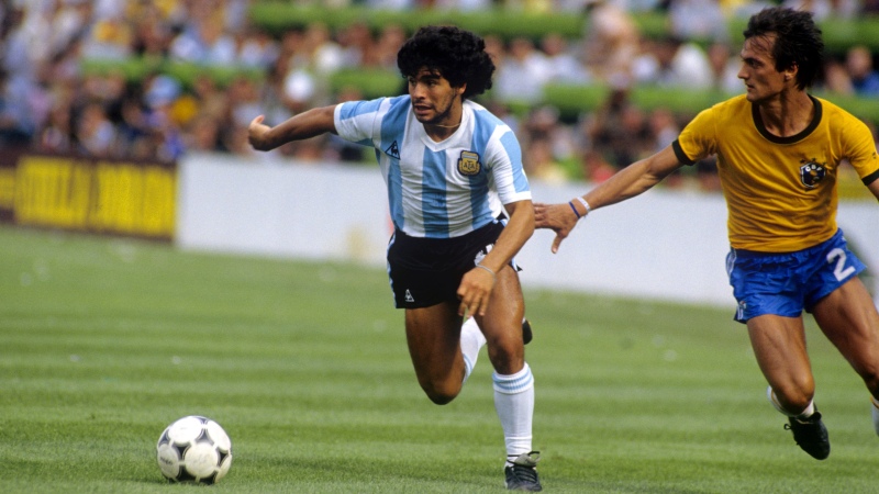 Subastan la primera camiseta que Maradona usó en un Mundial