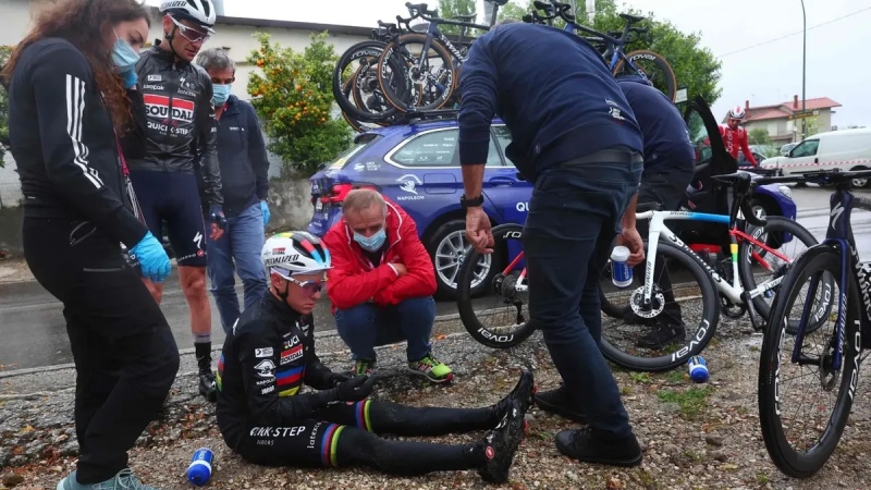 Giro de Italia: un perro se le cruzó al campeón mundial de ciclismo y lo tiró