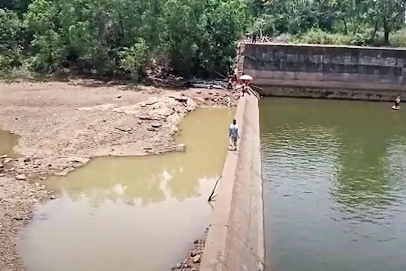 Un funcionario indio hizo drenar una represa para recuperar su celular y lo multaron