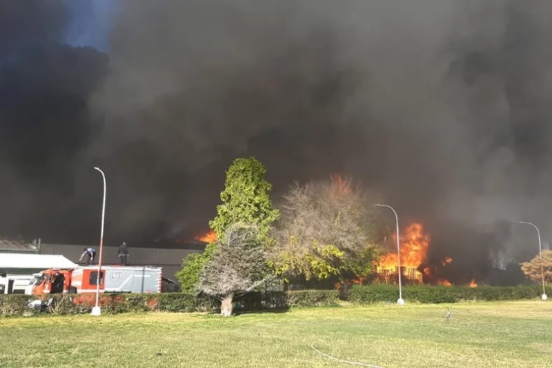 Se incendió una de las fábricas más importantes del sur de Mendoza