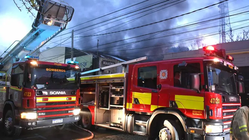 Bomberos trabajan sin parar para apagar incendios en Pilar