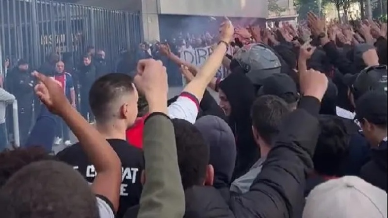 Los hinchas del PSG insultan a Messi: video